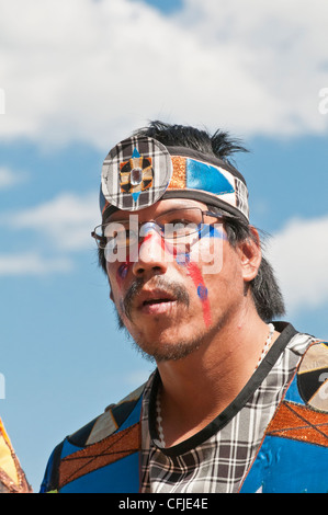 L'homme en costume traditionnel des Pieds-Noirs, Siksika Nation Pow-wow, Gleichen, Alberta, Canada Banque D'Images