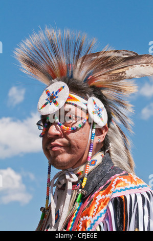 L'homme en costume traditionnel des Pieds-Noirs, Siksika Nation Pow-wow, Gleichen, Alberta, Canada Banque D'Images