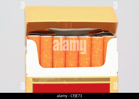 Cigarettes pack sur fond gris Banque D'Images