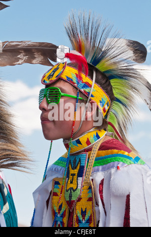 Jeune garçon en pied-noir d'apparat traditionnelle, Siksika Nation Pow-wow, Gleichen, Alberta, Canada Banque D'Images