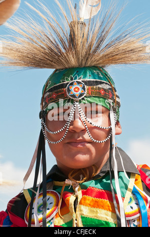 Jeune garçon en pied-noir d'apparat traditionnelle, Siksika Nation Pow-wow, Gleichen, Alberta, Canada Banque D'Images