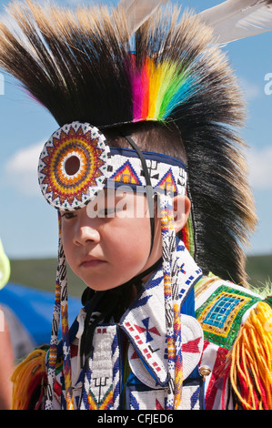 Jeune garçon en pied-noir d'apparat traditionnelle, Siksika Nation Pow-wow, Gleichen, Alberta, Canada Banque D'Images