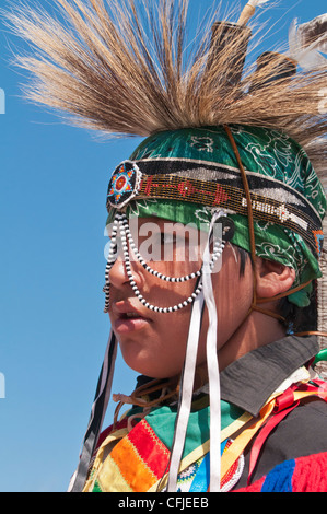 Jeune garçon en pied-noir d'apparat traditionnelle, Siksika Nation Pow-wow, Gleichen, Alberta, Canada Banque D'Images