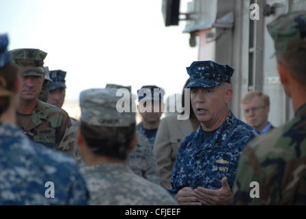 ADM. Arrière Kurt Tidd, commandant du Commandement Sud des Forces navales américaines et de la 4e flotte américaine, parle avec les membres du service à bord du navire à grande vitesse (HSV 2) Swift. Les membres du service sont récemment revenus d'un déploiement de quatre mois à l'appui de la station de partenariat HSV-Southern 2012. Au cours du déploiement, le navire a visité la République dominicaine, El Salvador, le Guatemala, Haïti, le Pérou et le Panama. Southern Partnership Station est un déploiement annuel de navires et d'actifs de la Marine américaine dans la zone de responsabilité du Commandement Sud des États-Unis dans les Caraïbes, en Amérique centrale et en Amérique du Sud. Banque D'Images