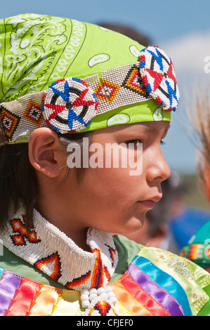 Jeune garçon en pied-noir d'apparat traditionnelle, Siksika Nation Pow-wow, Gleichen, Alberta, Canada Banque D'Images