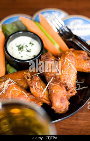 Les ailes buffalo épicé avec sauce trempette au fromage bleu Banque D'Images