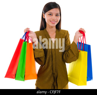 Femme dans la tradition Kebaya holding colorful Shopping bag. Banque D'Images