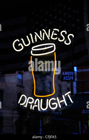 Une Guinness au néon signe dans un bar de New York. Banque D'Images