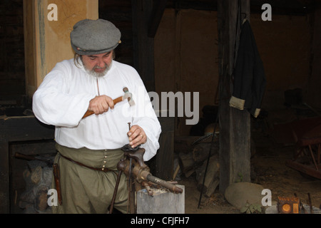 Interprète historique forgeron au Henricus,Virginie. Henricus, la première ville de l'Amérique latine a été réglée en 1609 après Jamestown. Banque D'Images