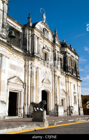 Cathédrale de Leon Nicaragua avec célèbre lion statue en entrée Banque D'Images