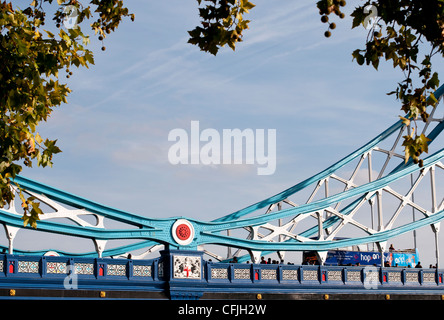 Blue bus sur Tower Bridge, London, England, UK Banque D'Images