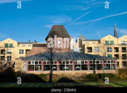 Maison de retraite intégré dans une vieille ruine du château Banque D'Images