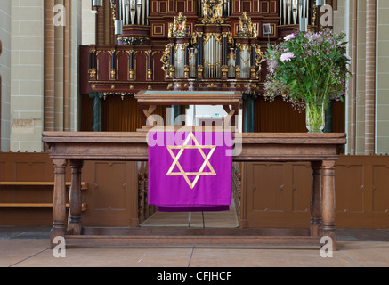 Tapis violet avec étoile de David sur un autel Banque D'Images