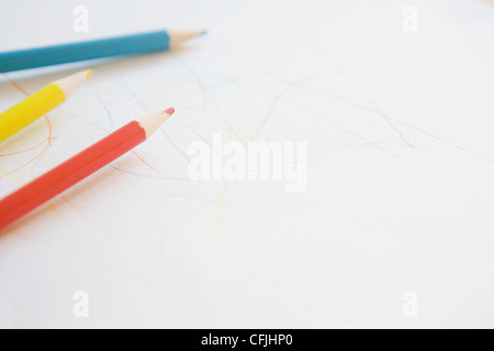 Crayons de couleur et dessin d'enfant Banque D'Images