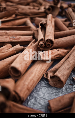 Les bâtons de cannelle au marché de Roseau, Dominique, Petites Antilles Banque D'Images