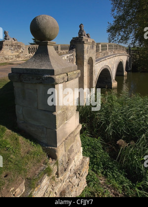 Robert Adam bridge, Compton Verney estate, Warwickshire, Angleterre, Royaume-Uni, Europe Banque D'Images