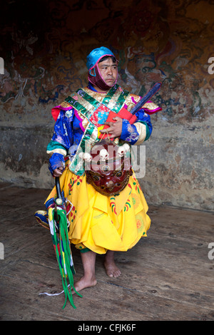 Le moine bouddhiste en costumes colorés, Jakar, Bumthang, Bhoutan, Asie Banque D'Images