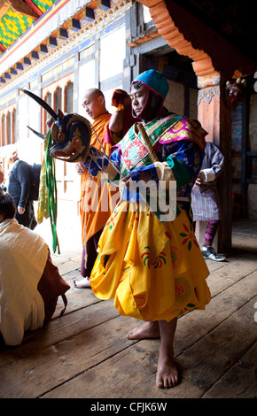 Le moine bouddhiste en costumes colorés, Jakar, Bumthang, Bhoutan, Asie Banque D'Images