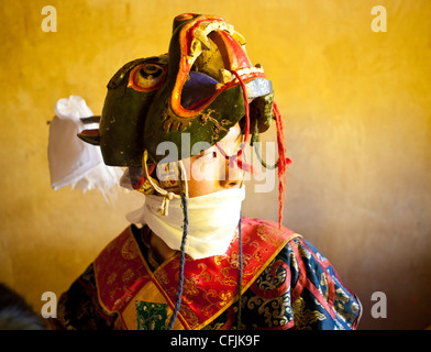 Le moine bouddhiste dans son costume coloré, Gangte, vallée de Phobjikha, Bhoutan, Asie Banque D'Images