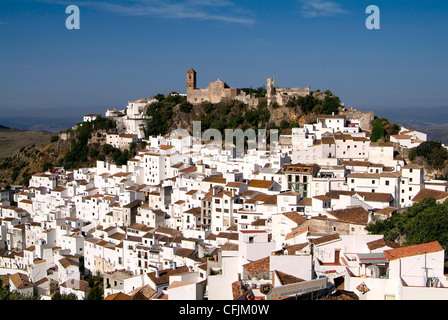 Village blanc de Casares, Sierra Bermeja, Andalousie, Espagne, Europe Banque D'Images