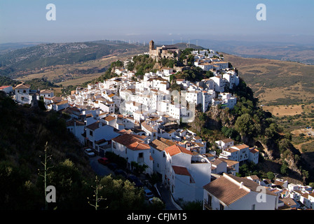 Village blanc de Casares, Sierra Bermeja, Andalousie, Espagne, Europe Banque D'Images