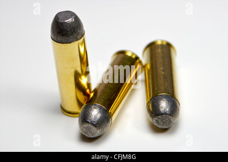 45 munitions de Colt sur fond blanc Banque D'Images