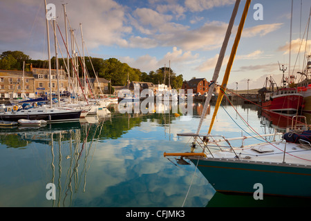 Une faible lumière du matin et yacht à réflexions à Padstow Harbour, Cornwall, Angleterre, Royaume-Uni, Europe Banque D'Images