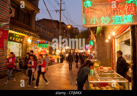 La rue du marché, le quartier musulman, Xian, Shaanxi Province, China, Asia Banque D'Images