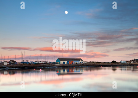 Lune se levant sur le Royal Yacht Club de Findhorn, sur le Moray Firth, en Écosse. Banque D'Images