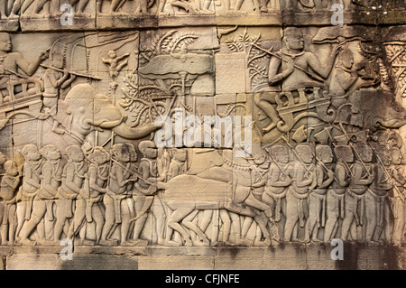 Défilé militaire de l'armée de Jayavarman VII, les commandants des troupes sont montés sur des éléphants, temple Bayon, Cambodge Banque D'Images