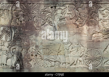 La sculpture sur pierre, représentant des scènes d'une procession militaire de l'armée de Jayavarman VII, Siem Reap, Cambodge Banque D'Images