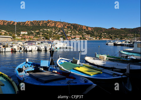 Bateaux dans le port avec la Corniche Esterel montagnes en arrière-plan, Agay, Var, Provence, France, Europe, Méditerranée Banque D'Images