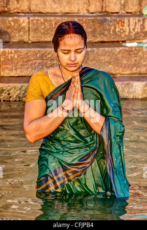 Pèlerin hindou femelle, Varanasi, Uttar Pradesh, Inde Banque D'Images