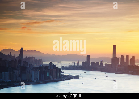 L'île de Hong Kong et de Tsim Sha Tsui, au coucher du soleil à l'horizon de Hong Kong, Chine, Asie Banque D'Images