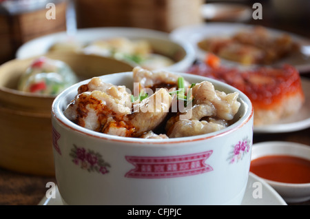 Côtes levées de porc à la vapeur avec sauce aux haricots noirs sur le riz Banque D'Images