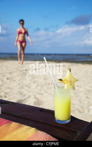 Femme et tropical drink on beach, Sanur, Bali, Indonésie, Asie du Sud, Asie Banque D'Images