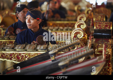 Les membres de l'intérieur performance gamelan Kraton (Palais des Sultans), Yogyakarta, Java, Indonésie, Asie du Sud, Asie Banque D'Images