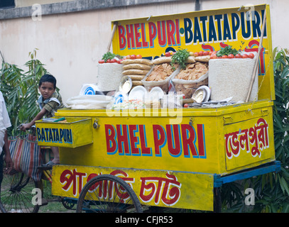 Garçon regardant bhel puri stall près de Belur Math Swami temple, près de Kolkata, Bengale occidental, Inde, Asie Banque D'Images