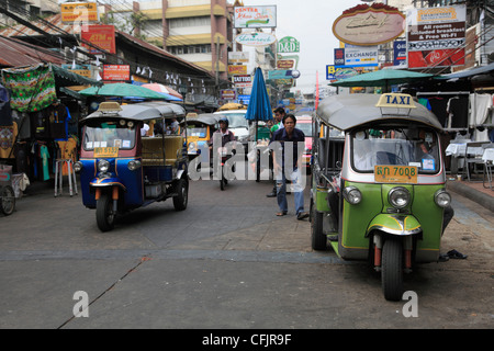 Tuk Tuks, Khao San Road, haven backpacker budget Banglamphu,, Bangkok, Thaïlande, Asie du Sud-Est, l'Asie Banque D'Images