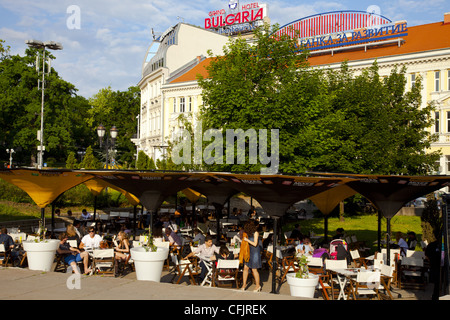 Restaurant en plein air en face du Grand Hotel, City Park, Sofia, Bulgarie, Europe Banque D'Images