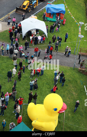 Les gens autour de la mouture avant le début de la course de canards annuel Paisley Banque D'Images