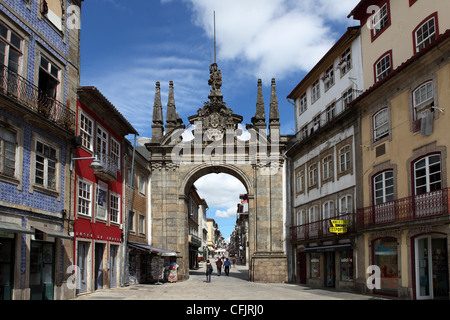 L'Arco da Porta Nova, porte de ville de style Baroque, et Rua Diogo de Sousa, Braga, Minho, Portugal, Europe Banque D'Images