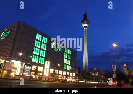 Grand magasin Galeria Kaufhof et la Tour de Télévision (Berliner Fersehturm) à Alexanderplatz, Berlin, Germany, Europe Banque D'Images