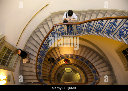 Visiteurs sur escalier circulaire, Courtauld Galeries, Somerset House, Londres, Angleterre, Royaume-Uni, Europe Banque D'Images