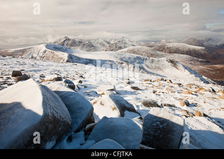 La vue à l'ouest dans l'Cuillin de Beinn na Caillich sommet, derrière Broadford sur l'île de Skye, Écosse, Royaume-Uni. Banque D'Images