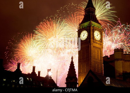 D'artifice du Nouvel An et de Big Ben, Westminster, Londres, Angleterre, Royaume-Uni, Europe Banque D'Images