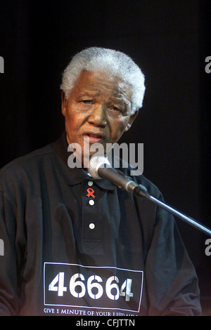 L'ancien président Nelson Mandela a été présenté avec le disque d'or par une collection de l'artistes sud-africains qu'effectuée à Banque D'Images