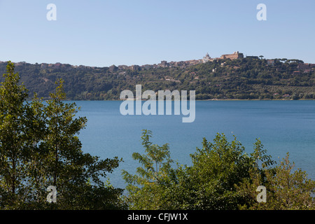 Vue panoramique sur le lac Albano, Castelgandolfo et la résidence d'été du Pape Banque D'Images