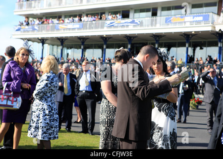 La foule autour de la mouture de la lecture du formulaire avant le début d'une course de chevaux lors de la Gold Cup à Ayr Ayr racecourse Banque D'Images