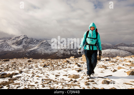 La vue à l'ouest dans l'Cuillin de Beinn Dearg Mhor sommet, derrière Broadford sur l'île de Skye, Écosse, Royaume-Uni Banque D'Images